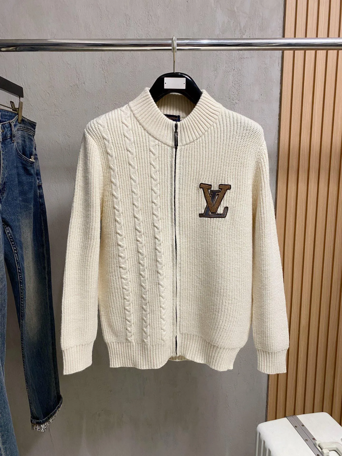 🅿️560 【LV Louis Vuitton】Autumn and winter classic cardigan sweater, in full condition! ! ! Wool blended fabric, the latest model in 2025, golden ratio! ! Slim-fitting soft gold, versatile and practical item, the combination and practicality are extremely powerful, simple and elegant, and classy! To create your own style, it is highly recommended to buy it in two colors. The standard slim fit tailoring process is suitable for both young and old men. It is knitted from wool and will not cause any discomfort! While keeping warm, it is stylish, textured and wearable, and the classic logo with contrasting colors on the chest feels in place! ! Recommended for regular customers! ! Size M-3XL (maximum wear: 190 pounds)